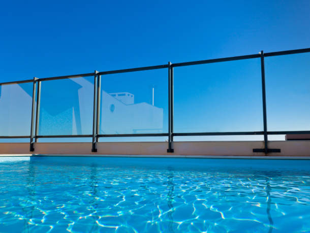 Glass pool fence